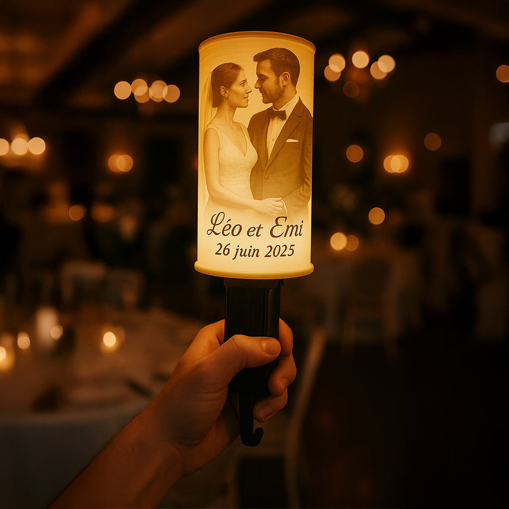 Lampe 3D personnalisée en PLA, modèle Flambeau, luminaire décoratif gravé et éclairé par LED, cadeau unique fabriqué en France.